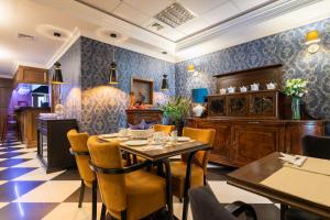 jadalnia ze stołem i krzesłami w obiekcie SleepWalker Boutique Suites we Wrocławiu