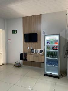 un frigorifero pieno di bevande in camera di Pousada Tianguá a Luis Correia