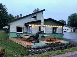 een huis met een beeld van een beer en een paraplu bij Apartment Viiger in Kärdla