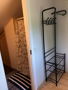 een inloopkast met een zwarte plank naast een deur bij Apartment Viiger in Kärdla