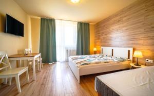 Posteľ alebo postele v izbe v ubytovaní Apartmány Karmon Park