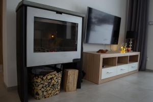 TV a/nebo společenská místnost v ubytování Chata u Potůčku