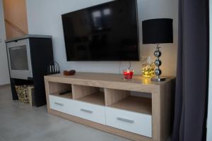 TV a/nebo společenská místnost v ubytování Chata u Potůčku
