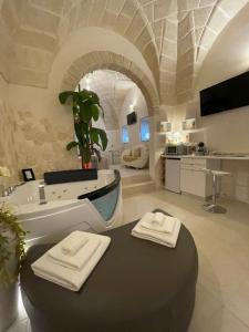 Suite il Vicoletto في Crispiano: حمام مع حوض ومغسلة وحمام
