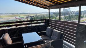 アドレルにあるAmosov's Houseの空港の景色を望むバルコニー(椅子、テーブル付)