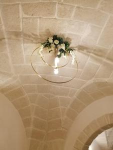 un techo con una lámpara de araña con flores. en Suite il Vicoletto, en Crispiano
