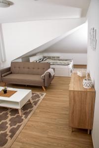sala de estar con sofá y cama en Appartement 5 in Hilter en Hilter am Teutoburger Wald