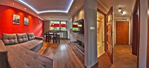 salon z kanapą i jadalnią w obiekcie Apartament Na Wspólnej w mieście Krynica Zdrój