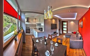 salon ze stołem jadalnym i kuchnią w obiekcie Apartament Na Wspólnej w mieście Krynica Zdrój
