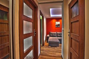 przedpokój z drzwiami i salon z kanapą w obiekcie Apartament Na Wspólnej w mieście Krynica Zdrój