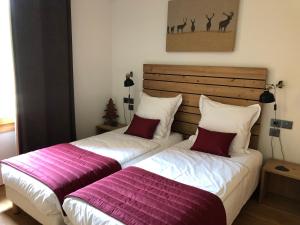 dos camas sentadas una al lado de la otra en un dormitorio en Luxury 2 Bedroom Apartment with view of Mont Blanc, en Combloux