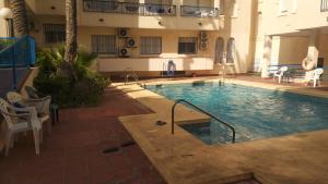 una gran piscina en un edificio con en Ático Puerto de Garrucha - 3 minutos de la playa - Piscina, en Garrucha