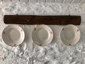 tres platos sentados sobre la nieve en Thistle Cottage Alojamento Local, en Gatas