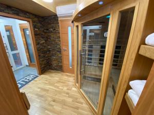 Habitación pequeña con puerta de cristal y pasillo en Luxury Apartments Ostrava, en Ostrava