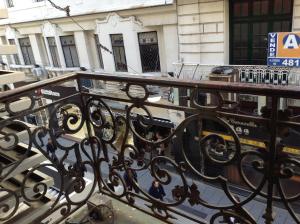 Un uomo scende dal balcone di un edificio di Hotel O'Rei a Buenos Aires