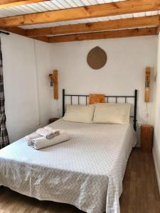 Giường trong phòng chung tại Thistle Cottage Alojamento Local