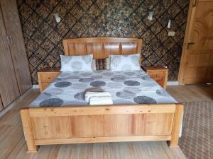 Srinagar Homes客房内的一张或多张床位