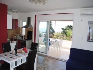 cocina y comedor con mesa y balcón en Fantastic Apartment, en Split