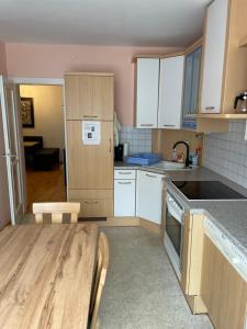 une cuisine avec des armoires blanches et un comptoir dans l'établissement Spacious 2 bedroom apartment Zell-am-See town center, à Zell am See