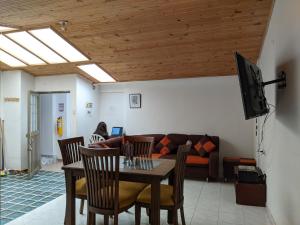 ein Wohnzimmer mit einem Tisch und einem Sofa in der Unterkunft Casa GO in Suesca