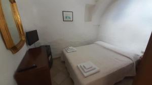 アルベロベッロにあるTrullo Alberobello Vacanze Desà 2の小さな部屋(ベッド1台、鏡付)
