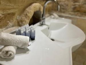 łazienka z białą umywalką i toaletą w obiekcie Michael Zimmer w mieście Safed