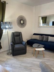 een woonkamer met een bank en een stoel bij DREAM SCENE in Santa Cruz de Tenerife