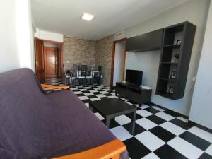 salon z kanapą i szachownicą w obiekcie Apartamento Juan Bautista w Maladze