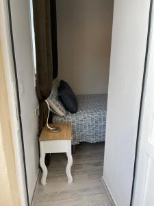 een kleine kamer met een bed en een tafel met een spiegel bij DREAM SCENE in Santa Cruz de Tenerife
