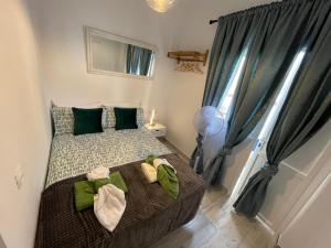 een slaapkamer met een bed met groene kussens en bogen bij DREAM SCENE in Santa Cruz de Tenerife