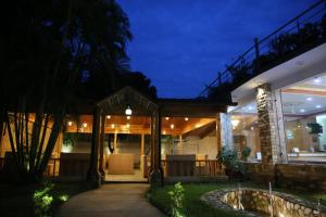 德拉敦Hotel Sukoon的夜晚点燃的房子,带有庭院