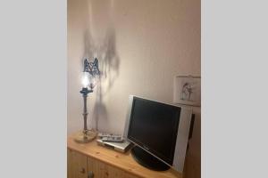 TV a/nebo společenská místnost v ubytování Vintage Apartment WOLF im Wadrilltal - Balkon Garten