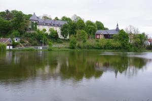 a large body of water with houses in the background at Ferienwohnung Schuur - Harz in Hasselfelde