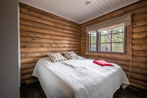 Un pat sau paturi într-o cameră la Hullun Mustikka Levi