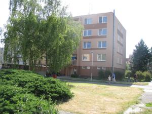 un edificio de apartamentos con gente caminando delante de él en Apartmán Olomouc Ručilova, en Olomouc