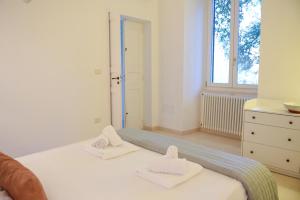 sypialnia z łóżkiem i dwoma ręcznikami na nim w obiekcie Villa Luciana w mieście Martina Franca
