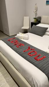 łóżko z czarnym i czerwonym kocem w obiekcie BeBaSu w mieście Napoli