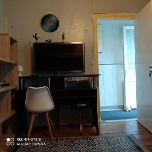 Μια τηλεόραση ή/και κέντρο ψυχαγωγίας στο Studio sympas à Saintes