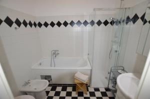 Kopalnica v nastanitvi Apartment Penzing + 21 fotografij