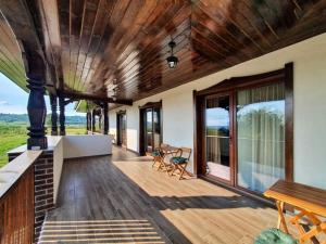 una veranda con soffitto in legno di Pensiunea Casa Doamnei a Tămaia