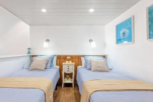 Posteľ alebo postele v izbe v ubytovaní ARGUINEGUIN, BUNGALOWS LOS CANARIOS