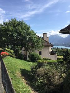 Photo de la galerie de l'établissement Charmant appartement avec vue lac, à Talloires