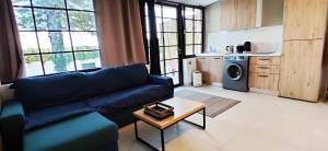 Køkken eller tekøkken på Superbe 2 pièces meublées 35 m2, climatisé, piscine, parking, jardin, calme, 10 mn pont du Gard #4