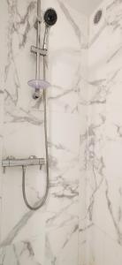 Et badeværelse på Superbe 2 pièces meublées 35 m2, climatisé, piscine, parking, jardin, calme, 10 mn pont du Gard #4