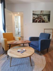 a living room with chairs and a coffee table at La Suite Gignac in Gignac