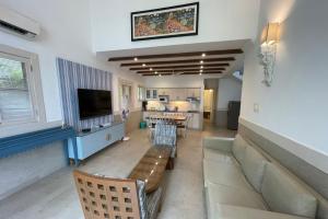 TV a/nebo společenská místnost v ubytování Casa Legend Villa & Apartments Arpora - Baga - Goa