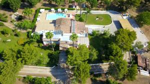 eine Luftansicht eines Hauses mit Pool und Bäumen in der Unterkunft Villa Vetti in Ugento
