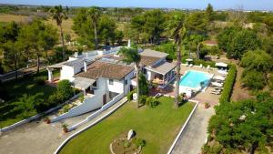 Luftaufnahme eines Hauses mit Swimmingpool in der Unterkunft Villa Vetti - Exclusive Garden & Pool Retreat in Ugento