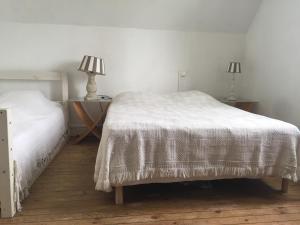 サン・パレ・シュル・メールにあるDuplex idéalement situéのベッドルーム1室(ベッド2台、ランプ2つ付)