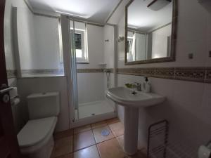 Um banheiro em Apartamentos As Pedreiras 2D
